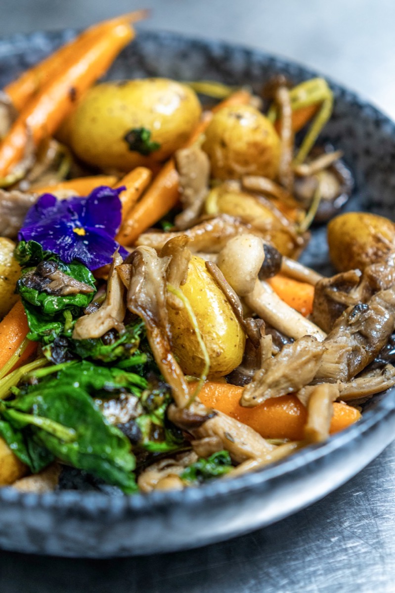 Soupe veloutée dans un bol brun